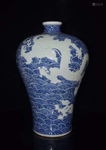 A Chinese Blue and White Dragon Pattern Porcelain Vase