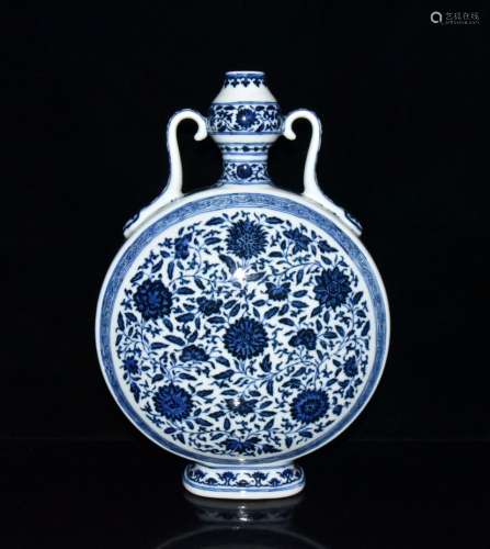 A Chinese Blue and White Floral Porcelain Vase