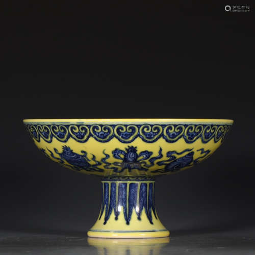 A Chinese Blue and White Floral Porcelain Standing Plate