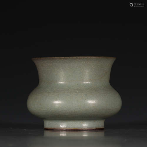 A Chinese Royal Kiln Porcelain Slag bucket