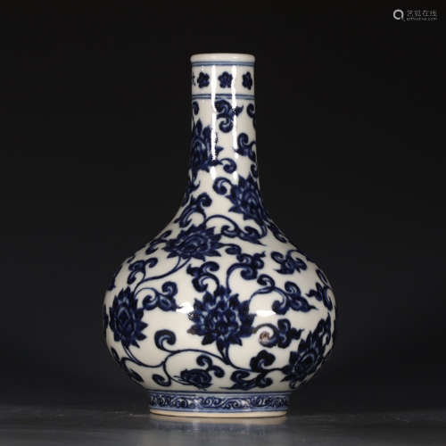 A Chinese Blue and White Floral  Twine Pattern Porcelain Vase