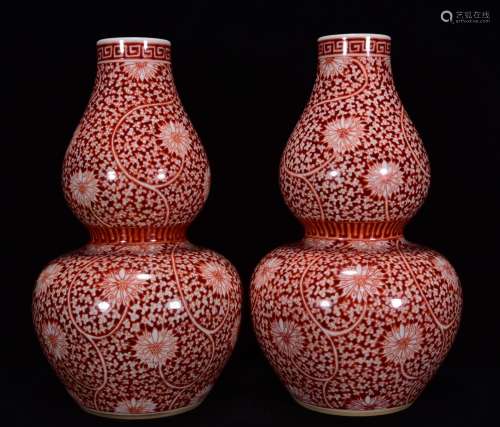 A Chinese Famille Rose Floral Porcelain Gourd-shaped Vase