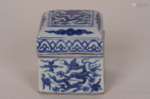 A Chinese Blue and White Dragon Pattern Porcelain Compact