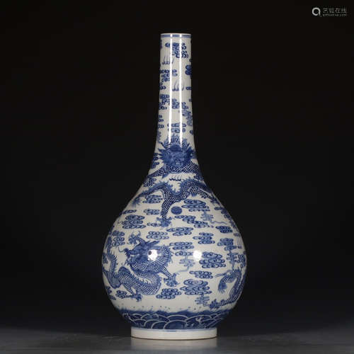 A Chinese Blue and White Dragon Pattern Porcelain Vase