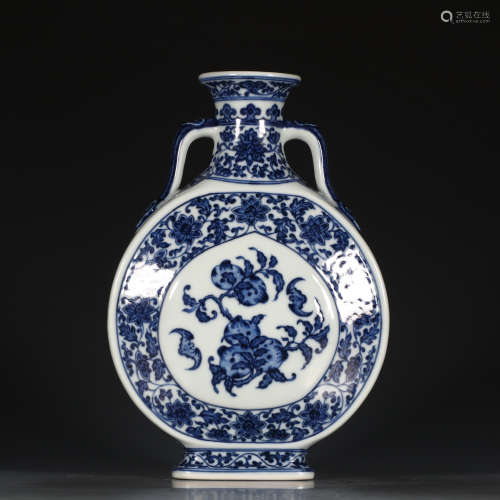 A Chinese Blue and White Floral Porcelain Vase