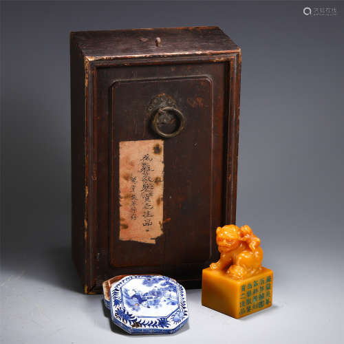 A SET OF CHINESE TIANHUANG CARVED BEAST SEAL AND SEAL PASTE BOX AND COVER