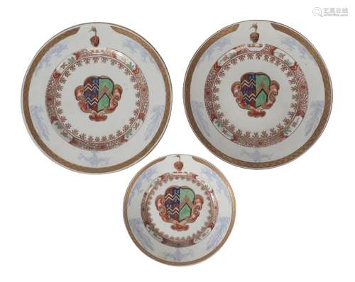 SET OF THREE SAMSON ARMORIAL DISHES, LATE 19TH CENTURY