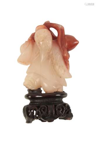 SMALL AGATE CARVED FIGURE OF SHOULAO, LATE QING DYNASTY