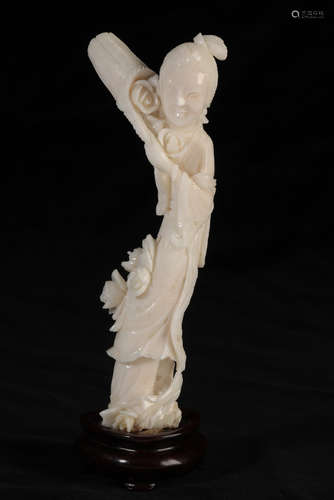 SMALL CARVED CORAL FIGURE, LATE QING DYNASTY