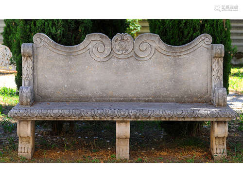 Elegante Sitzbank 110 x 200 x 56 cm. Italien. In Pietra di Vicenza gearbeitetes Parkmöbel auf drei