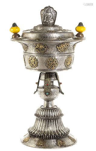 Große Butterlampe Höhe: ca. 60 cm. Tibet, 20. Jahrhundert. Wohl Silber, getrieben, Messingdekor,