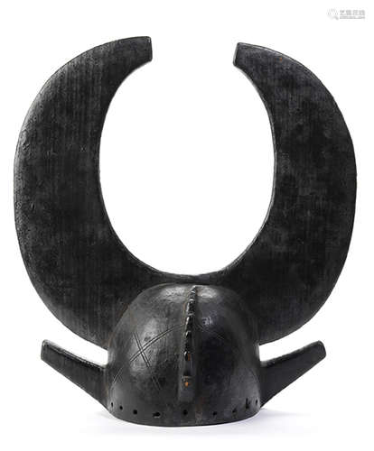 Senufo-Helmmaske Höhe: 52 cm. Elfenbeinküste. Holz, geschnitzt, mit schwarzer Patina. (1221608)