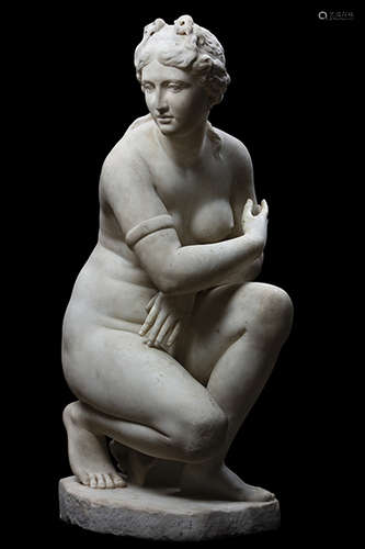 Kauernde Aphrodite Höhe: 110 cm. Italien, 19. Jahrhundert. In weiß-grauem Marmor gestaltete Figur