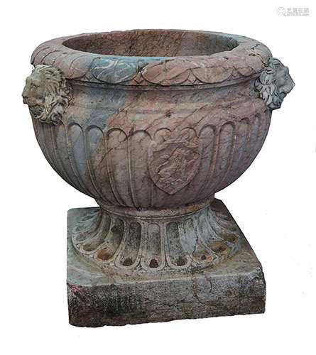 Marmor-Cachepot 57 x 66 x 66 cm. Italien, 19. Jahrhundert. In Marmor geschlagener kannelierter