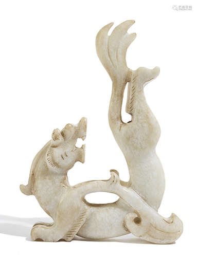 Chinesische Drachenfigur in weißer Jade Höhe: 12 cm. Breite: 8 cm. Tiefe: 2 cm. Wohl Han-Dynastie.