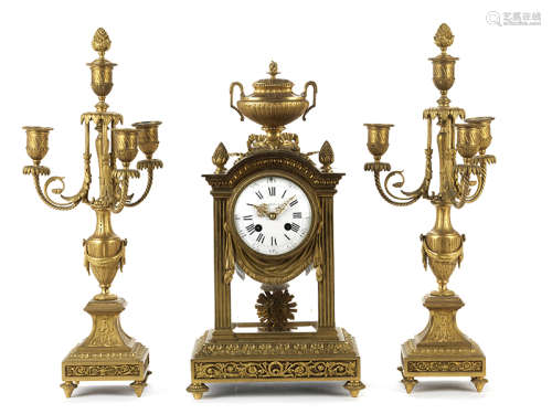 Kaminuhrgarnitur mit einem Leuchterpaar Höhe der Uhr: 45 cm. Sockelbreite: 24 cm. Höhe der Leuchter: