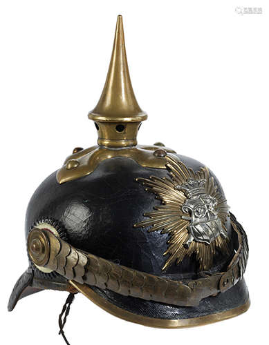 Pickelhaube Deutschland, 19. Jahrhundert. Gepresstes lackiertes Leder. Schuppenband, Spitze und