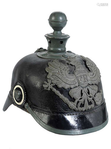 Preußische Artilleriepickelhaube Gepresstes und lackiertes Büffelleder mit frontseitigem Adleremblem