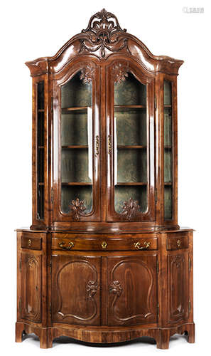 Vitrine à deux corps Höhe: ca. 263 cm. Breite: 145 cm. Tiefe: 60 cm. Nordfrankreich, 19.