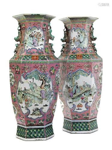 Paar Famille Rose-Vasen Höhe: 58 cm. China, 19. Jahrhundert. Über sechseckigem Grund der gekantete