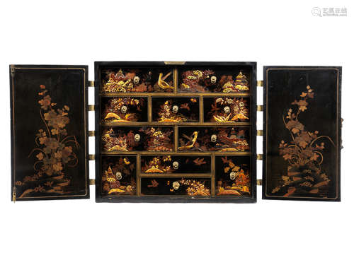 Japanischer Kabinettschrank Höhe: 83 cm. Breite: 94 cm. Tiefe: 47 cm. Japan, 18. Jahrhundert.