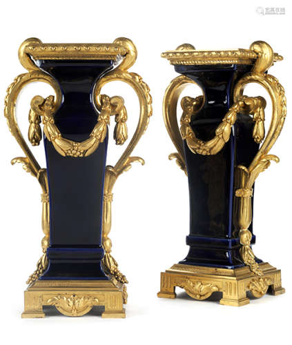 Paar Kaminvasen im Louis XVI-Stil Höhe: je 32,5 cm. 19. Jahrhundert. Vasenkörper in vierkantiger