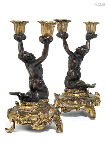 Paar figürliche Kandelaber Höhe: 25 cm. Italien oder Frankreich, 18./ 19. Jahrhundert. Sich