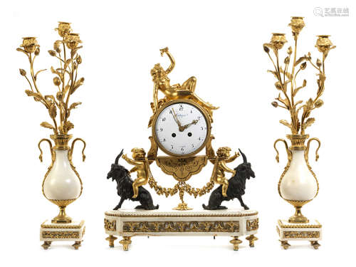 Elegantes Kaminuhren-ensemble Uhr: 48 x 37 cm. Paar Kandelaber: 56 cm. Auf dem Zifferblatt