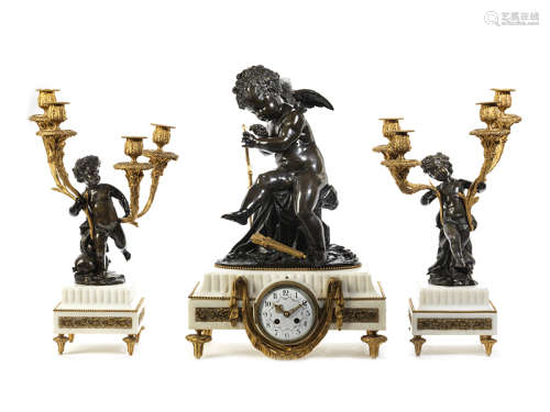Louis XVI-Kaminuhrgarnitur Uhr Höhe: 58 cm. Sockel: 38 x 24 cm. Seitenelement Höhe: je 52 cm.