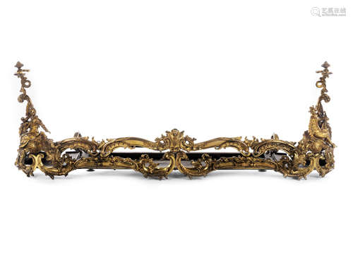 Großer prächtiger Kaminvorsatz in Bronze und Eisen im Louis XV-Stil Höhe: 57 cm. Länge: 170 cm.