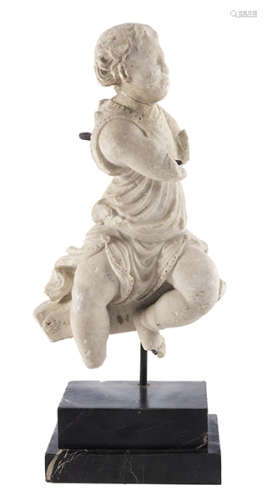Putto in feinkristallinem Marmor Höhe: 60 cm. Mittelitalien/ Rom, 16. Jahrhundert. Auf einer