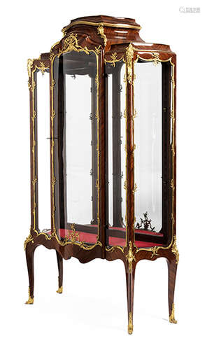 Elegante Vitrine Höhe: 191 cm. Breite: 110 cm. Tiefe: 39 cm. Schloss signiert 