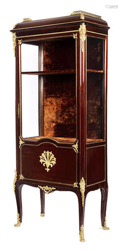 Elegante Vitrine im Transitions-Stil Höhe: 164,5 cm. Breite: 69 cm. Tiefe: 38,5 cm. Frankreich, Ende