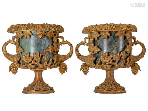 Paar Ziervasen Höhe: 47 cm. Frankreich oder Italien, 19. Jahrhundert. Holz, geschnitzt, vergoldet,