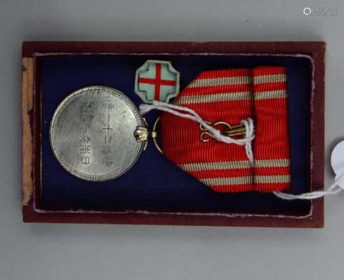 Médaille de la Croix Rouge avec rosette, en boite.