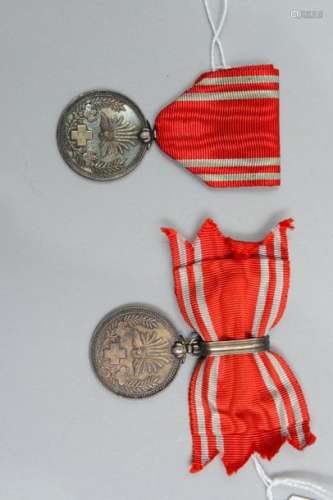2 Médailles de la Croix Rouge. (dont une pour femm…