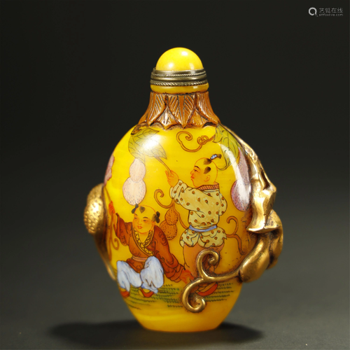 A YELLOW PEKING GLASS SNUFF BOTTLE