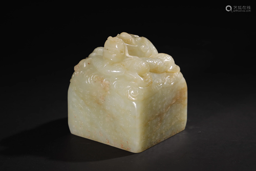 A RUSSET/WHITE JADE CARVED SEAL