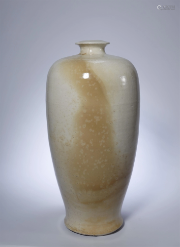 A WHITE GLAZED MEIPING VASE