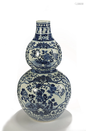 A BLUE/WHITE DOUBLE GOURD VASE