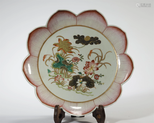 A FAMILLE ROSE FLORAL-LOBED PLATE