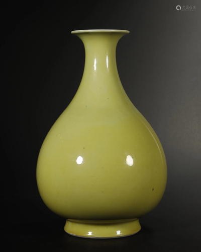 A YELLOW GLAZED YUHUCHUN VASE