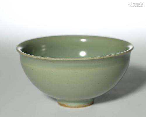 A LONQUAN CELADON GLAZED BOWL