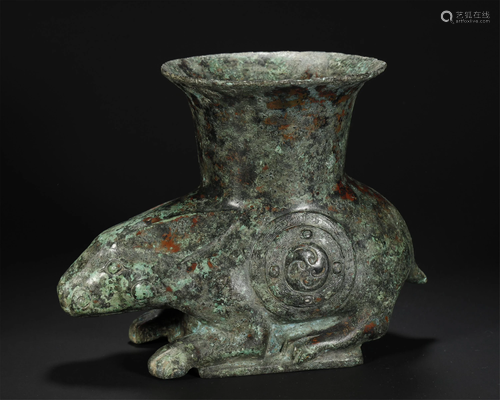 A BRONZE RITURAL WINE VESSEL