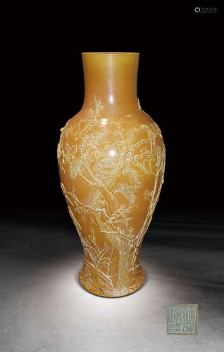清道光  鱔魚黃釉雕瓷花鳥紋瓶