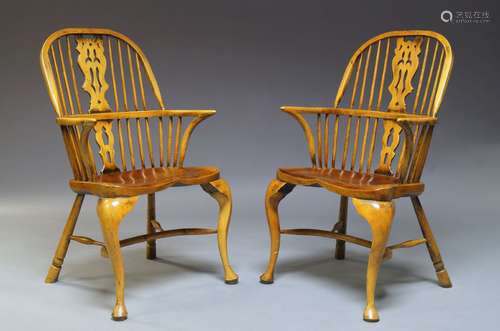 A pair of elm and beech Windsor chairs, second half 20th Century, the hooped backs, with shaped