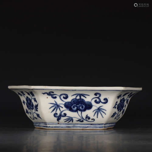 Chinese Ming Dynasty Blue And White Flower Pattern Porcelain Pot