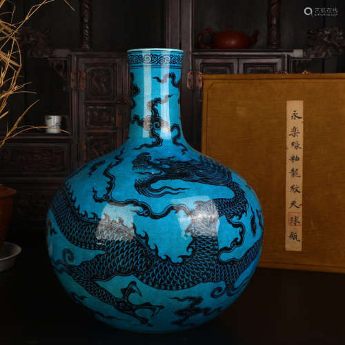 Chinese Ming Dynasty Yongle Period Green Glaze Dragon Pattern Porcelain Bottle