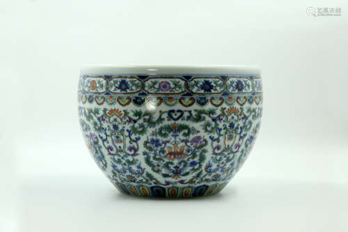 Chinese Qing Dynasty Qianlong Period Dou Cai Porcelain Vessel