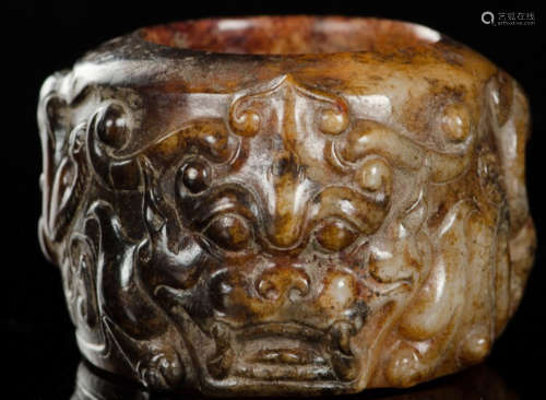 AN ANTIQUE JADE CARVED DRAGON PATTERN RING